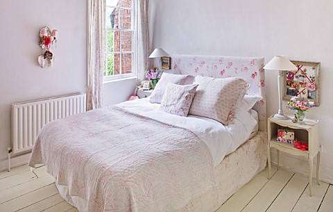 AMANDA_KNOX_HOUSE__GRANTHAM_AMANDAS_BEDROOM__VINTAGE_FABRIC_FINDS__BED_LINEN_FROM_THE_WHITE_COMPANY_