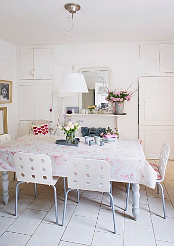 AMANDA_KNOX_HOUSE__GRANTHAM_THE_DINING_ROOM__WHITE_WITH_HINTS_OF_PINK__TABLE_WITH_OILCLOTH__TABLECLO