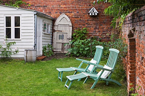 AMANDA_KNOX_HOUSE__GRANTHAM_SMALL_SUMMERHOUSE__VINTAGE_DOOR__BIRDHOUSE_AND_SEATS_IN_THE_BACK_GARDEN