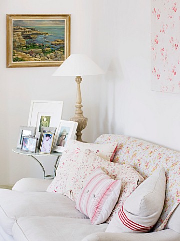 AMANDA_KNOX_HOUSE__GRANTHAM_THE_LIVING_ROOM__LINEN_SOFA_WITH_VINTAGE_QUILTS_AND_HOME_MADE_CUSHIONS