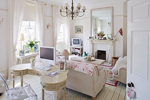 AMANDA_KNOX_HOUSE__GRANTHAM_THE_WHITE_LIVING_ROOM__LINEN_SOFAS_WITH_CUSHIONS_HOME_MADE_BY_AMANDA_KNO