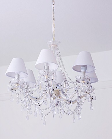 AMANDA_KNOX_HOUSE__GRANTHAM_WHITE_BEDROOM_WITH_A_REPRO_GLASS_CHANDELIER_FROM_NEWARK_ANTIQUES_FAIR