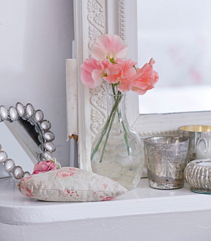 AMANDA_KNOX_HOUSE__GRANTHAM_MANTELPIECE_IN_BEDROOM_WITH_SWEET_PEAS_IN_GLASS_VASE_AND_MIRROR