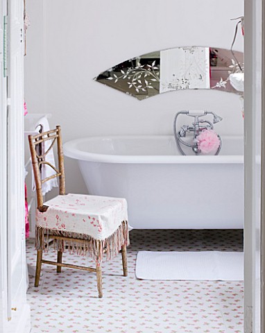 AMANDA_KNOX_HOUSE__GRANTHAM_WHITE_BATHROOM_WITH_TRADITIONAL_ROLL_TOP_BATH__CATH_KIDSTON_ROSE_PATTERN