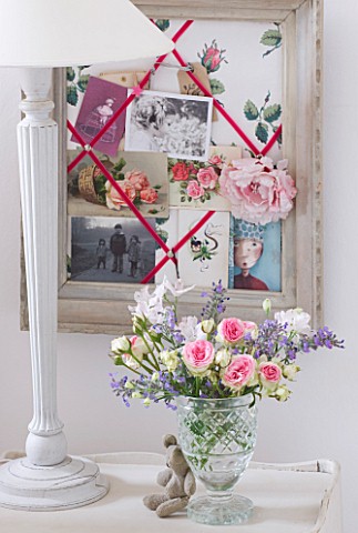 AMANDA_KNOX_HOUSE__GRANTHAM_WHITE_BEDROOM_WITH_MEMORY_PIN_BOARD_IN_OLD_PICTURE_FRAME__GLASS_VASE_WIT