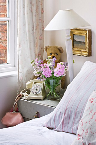 AMANDA_KNOX_HOUSE__GRANTHAM_WHITE_BEDROOM_WITH_BED_SIDE_TABLE__LAMPSHADE__OLD_PHONE_AND_TEDDY_BEAR