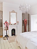 AMANDA KNOX HOUSE  GRANTHAM: WHITE BEDROOM WITH VINTAGE MANNEQUIN  MIRROR ABOVE FIREPLACE  BED