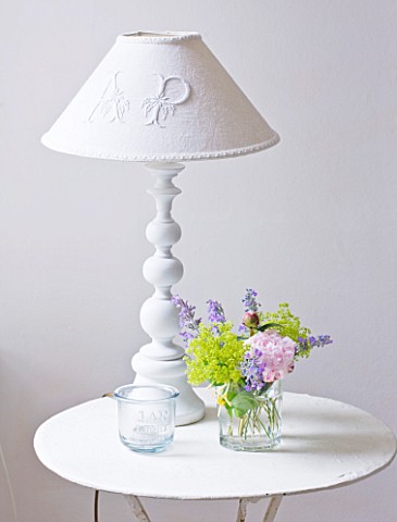 AMANDA_KNOX_HOUSE__GRANTHAM_DINING_ROOM__WHITE_TABLE_WITH_WHITE_LAMP_AND_GLASS_JAR_WITH_FRESH_FLOWER