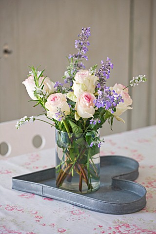 AMANDA_KNOX_HOUSE__GRANTHAM_DINING_ROOM_WITH_FLOWERS_IN_JUG_ON_METAL_HEART_TRAY__CABBAGES_AND_ROSES_