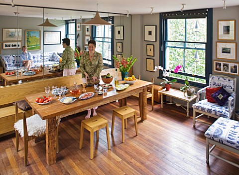 CHANTAL_COADY_HOUSE__LONDON_THE_DINING_ROOM_WITH_CHANTAL_AND_DAUGHTER_MILLIE_REFLECTED_IN_MIRRORED_C