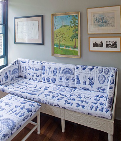 CHANTAL_COADY_HOUSE__LONDON_SOFA_AND_BANQUETTE_IN_ROCOCO_CHOCOLATES_FABRIC_IN_LIVING_ROOM
