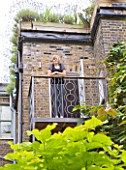 CHANTAL COADY HOUSE  LONDON: CNATALS DAUGHTER MILLIE  12  LOOKS OUT OVER BONNINGTON SQUARE FROM THE BALCONY