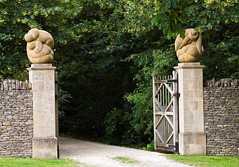 ASTHALL_MANOR__OXFORDSHIRE_THE_MAIN_GATES_WITH_SCULPTURES_BY_ANTHONY_TURNER