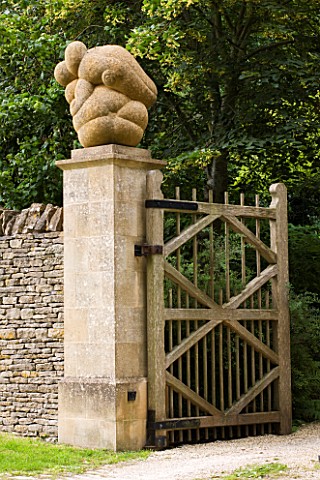 ASTHALL_MANOR__OXFORDSHIRE_THE_MAIN_GATES_WITH_SCULPTURE_BY_ANTHONY_TURNER
