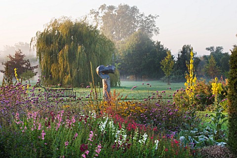 WATERPERRY_GARDENS__OXFORDSHIRE_THE_TRIAL_BEDS_AT_DAWN_WITH_PENSTEMONS__VERBENA_BONARIENSIS_AND_YELL