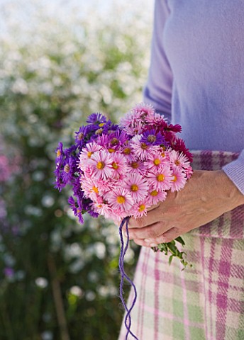 WATERPERRY_GARDENS__OXFORDSHIRE_GIRL_WITH_POSIE_OF_AUTUMN_FLOWERING_ASTERS__STYLING_BY_JACKY_HOBBS