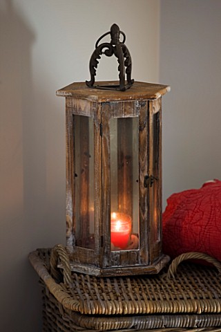 JACKY_HOBBS_HOUSE__LONDON_WICKER_BASKET___RED_THROW_AND_WOODEN_AND_GLASS_STROM_LANTERNS_WITH_CANDLES
