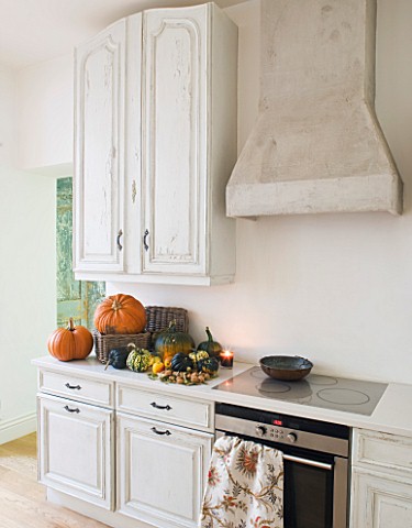 JACKY_HOBBS_HOUSE__LONDON_AUTUMNAL_FRUITS_PUMPKINS_AND_SQUASH_IN_THE_KITCHEN