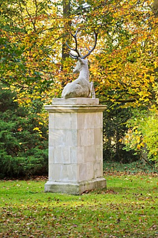 SALING_HALL__ESSEX_STONE_STAGE_SCULPTURE_SURROUNDED_BY_AUTUMN_COLOURS