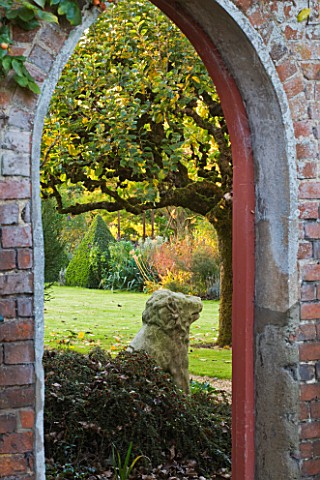 SALING_HALL__ESSEX_VIEW_THROUGH_A_GAET_IN_THE_WALL_INTO_THE_WALLED_VEGETABLE_GARDEN_IN_AUTUMN