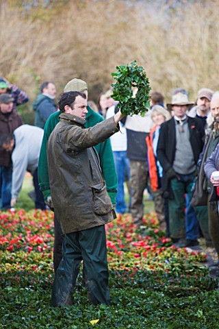 HOLLY_AND_MISTLETOE_AUCTION__TENBURY_WELLS__WORCESTERSHIRE__HOLLY_BEING_AUCTIONED_BY_HARVEY_RAYBOLDE