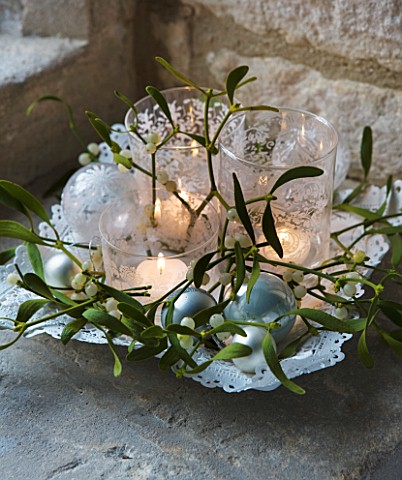 TRAY_WITH_CANDLES__BAUBLES_AND_MISTLETOE_IN_WINDOWSILL_STYLING_BY_JACKY_HOBBS