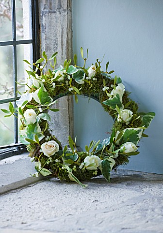 WREATH_WITH_IVY__ROSES_AND_MISTLETOE_IN_WINDOWSILL__STYLING_BY_JACKY_HOBBS