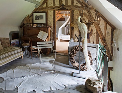 ROQUELIN__LOIRE_VALLEY__FRANCE_UPPER_HALL_FAMILY_ROOM_WITH_PIANO__SOFAS_AND_CHAIRS_FOR_RELAXING_WHIT
