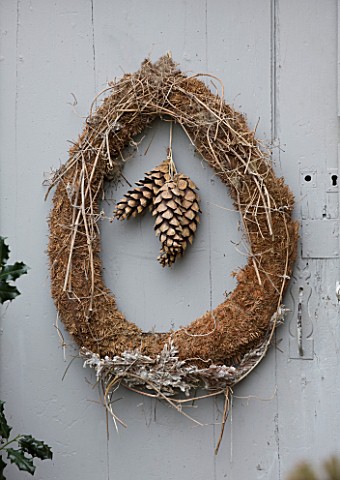 ROQUELIN__LOIRE_VALLEY__FRANCE_OUTHOUSE_DOOR_A_SIMPLE_TWIG_AND_CONE_CHRISTMAS_WREATH