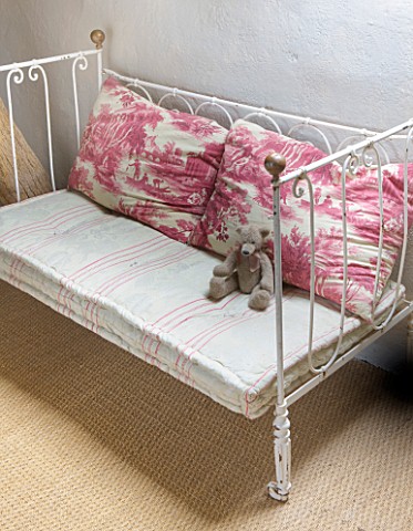 ROQUELIN__LOIRE_VALLEY__FRANCE_CHILDS_ROOM_VINTAGE_METAL_DAY_BED_WITH_VINTAGE_PRINT_MATTRESS_AND_CUS