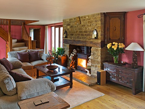 RICKYARD_BARN_HOUSE__OXFORDSHIRE_DESIGNERS_JANE_AND_CLIVE_NICHOLS_LIVING_ROOM_WITH_WOOD_BURNING_FIRE