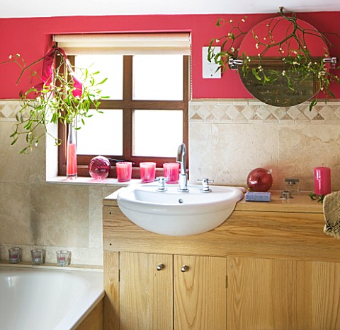 RICKYARD_BARN_HOUSE__OXFORDSHIRE_DESIGNERS_JANE_AND_CLIVE_NICHOLS_BATHROOM_WITH_TILES_AND_SINK__REDP