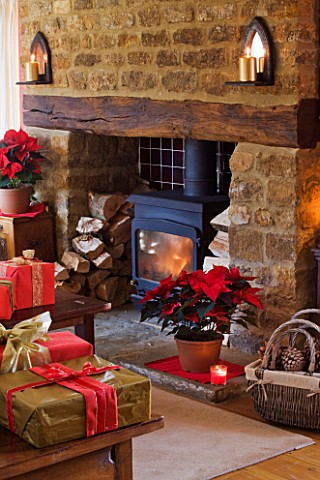 RICKYARD_BARN_HOUSE__OXFORDSHIRE_DESIGNERS_JANE_AND_CLIVE_NICHOLS_LIVING_ROOM_AT_CHRISTMAS_WITH_WRAP