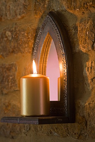 RICKYARD_BARN_HOUSE__OXFORDSHIRE_DESIGNERS_JANE_AND_CLIVE_NICHOLS_LIVING_ROOM_AT_CHRISTMAS_CANDLE_AN