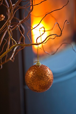 RICKYARD_BARN_HOUSE__OXFORDSHIRE_DESIGNERS_JANE_AND_CLIVE_NICHOLS_CHRISTMAS_DECORATION__CONTAINER_WI