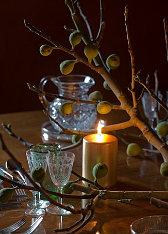 RICKYARD_BARN_HOUSE__OXFORDSHIRE_DESIGNERS_JANE_AND_CLIVE_NICHOLS_CHRISTMAS_DECORATION_ON_DINING_TAB