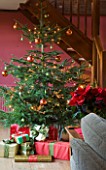 RICKYARD BARN  OXFORDSHIRE: CHRISTMAS - LIVING ROOM - PRESENTS UNDER CHRISTMAS TREE