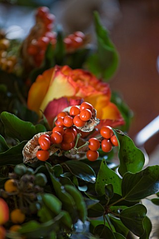 FULBROOK_HOUSE_DINING_ROOM_CHRISTMAS_TABLE_WREATH_AND_CANDLE_CENTREPIECE_WITH_ORANGEYELLOW_ROSES_AND