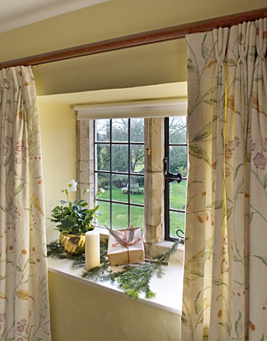 FULBROOK_HOUSE_GUEST_BATHROOM_WINDOWSILL_IN_PALE_YELLOW_WITH_FLORAL_CURTAINS_POTTED_HELLEBORE___CAND