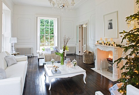 WHITE_HOUSE_SITTING_ROOM_WHITE_DCOR_AND_FURNISHINGS_WITH_DARK_WOOD_FLOORS_AND_DECORATIVE_MARBLE_FIRE