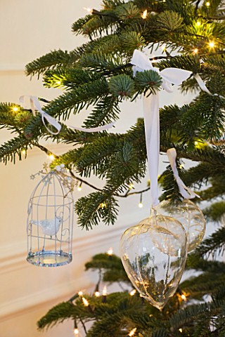 WHITE_HOUSE_SITTING_ROOM__CHRSTMAS_TREE_WITH_BIRD_CAGE_DECORATION