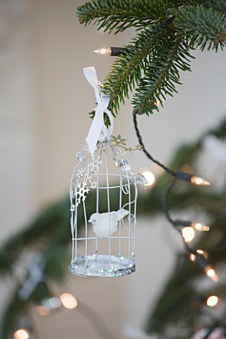 WHITE_HOUSE_SITTING_ROOM__CHRSTMAS_TREE_WITH_BIRD_CAGE_DECORATION