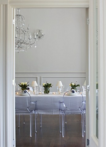 WHITE_HOUSE_WHITE_DINING_ROOM_WITH_CENTRAL_GLASS_CHANDELIER_AND_LONG_DINING_TABLE_DRESSED_IN_WHITE_L