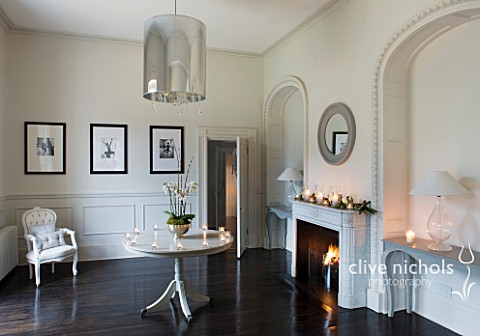 WHITE_HOUSE_RECEPTION_HALL__FIREPLACE_WITH_CIRCULAR_MIRROR_AND_MANTLE_DECORATED_WITH_SEASONAL_FOLIAG