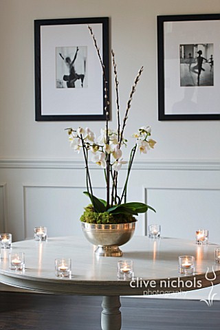 WHITE_HOUSE_RECEPTION_HALL_CENTRAL_CIRCULAR_TABLE_WITH_ORCHID_CENTREPIECE_AND_DECORATIVE_GLASS_TEA_L
