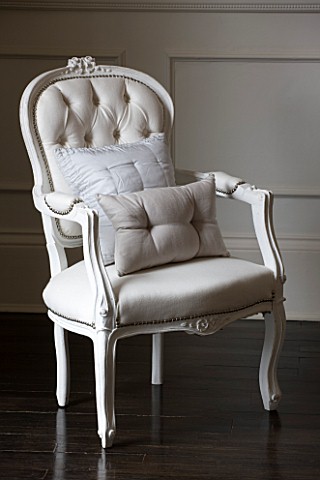 WHITE_HOUSE_RECEPTION_HALL_UPHOLSTERED_WHITE_CHAIR