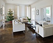 WHITE HOUSE: FAMILY ROOM WHITE DÉCOR AND FURNISHING WITH CHRISTMAS TREE
