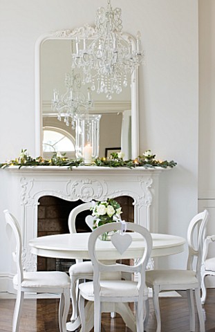 WHITE_HOUSE_BREAKFAST_ROOM_WHITE_PAINTED_ROOM_WITH_WHITE_PAINTED_TABLE_AND_CHAIRS__GLASS_CHANDELIER_
