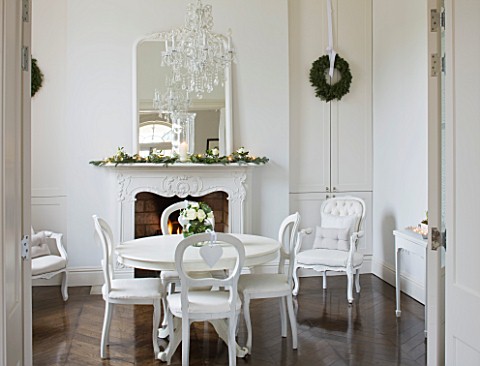WHITE_HOUSE_BREAKFAST_ROOM_WHITE_PAINTED_TABLE_AND_CHAIRS__GLASS_CHANDELIER_AND_WHITE_FRAMED_MANTLE_