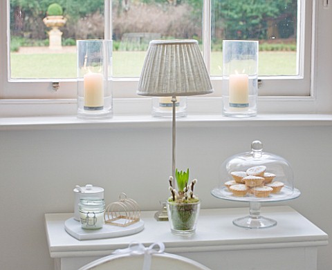 WHITE_HOUSE_BREAKFAST_ROOM_WHITE_SIDE_TABLE_SET_WITH_GLASS_HYACINTH_POT_AND_GLASS_DOMED_CAKE_STAND_W
